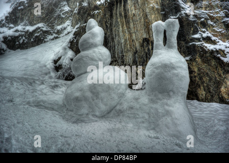 Snow Sculpture construite dans le village de Ardez, un escargot à visage humain, construit à l'aide de la technique HDR Banque D'Images