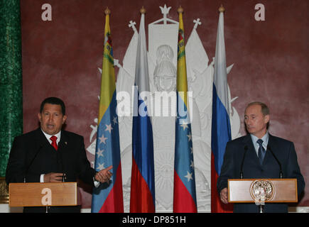 27 juil., 2006 - Moscou, Russie - Le président russe Vladimir Poutine, à droite, se réunit avec le président vénézuélien Hugo Chavez dans le Kremlin, offrant le fortement anti-américain d'un large soutien politique et donnant sa bénédiction à des commandes d'armes et les projets pétroliers et gaziers en herbe. (Crédit Image : © PhotoXpress/ZUMA Press) RESTRICTIONS : l'Amérique du Nord et du sud de l'homme SEULEMENT ! Banque D'Images