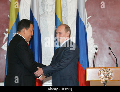 27 juil., 2006 - Moscou, Russie - Le président russe Vladimir Poutine, à droite, se réunit avec le président vénézuélien Hugo Chavez dans le Kremlin, offrant le fortement anti-américain d'un large soutien politique et donnant sa bénédiction à des commandes d'armes et les projets pétroliers et gaziers en herbe. (Crédit Image : © PhotoXpress/ZUMA Press) RESTRICTIONS : l'Amérique du Nord et du sud de l'homme SEULEMENT ! Banque D'Images