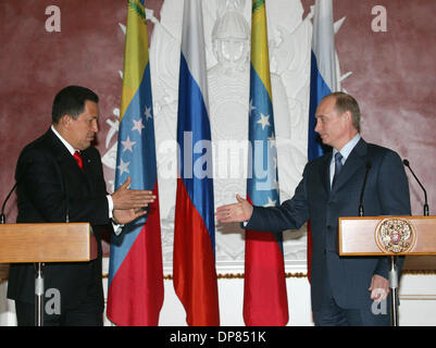 27 juil., 2006 - Moscou, Russie - Le président russe Vladimir Poutine, à droite, se réunit avec le président vénézuélien Hugo Chavez dans le Kremlin, offrant le fortement anti-américain d'un large soutien politique et donnant sa bénédiction à des commandes d'armes et les projets pétroliers et gaziers en herbe. (Crédit Image : © PhotoXpress/ZUMA Press) RESTRICTIONS : l'Amérique du Nord et du sud de l'homme SEULEMENT ! Banque D'Images