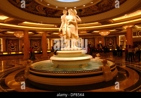 Sep 29, 2006 - Las Vegas, NEV, Etats-Unis - une vue d'une statue qui est placé à l'entrée principale de Césars Palace Hotel and Casino situé sur le Strip de Las Vegas. Las Vegas est situé dans le désert du Nevada dans l'ouest des États-Unis, c'est le capital de jeu du monde. C'est une ville qui ne s'arrête jamais, que tout est ouvert 24 heures par jour. Si vous êtes fatigué de tirer sur la poignée o Banque D'Images