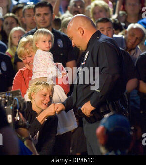 Oct 18, 2006 - Redondo Beach, CA, USA - Agent LAPD KRISTINA RIPATTI le réunit avec son partenaire JOE Meyer à l'occasion du dévoilement de sa nouvelle maison pour Extreme Makeover : Home Edition, sur Octobre 18, 2006 à Redondo Beach, CA. Général Ripatti a été gravement blessés lorsqu'un ex-condamné a tiré sur elle après avoir volé une station service à Los Angeles le 3 juin 2006. (Crédit Image : © Patrick Fallo Banque D'Images