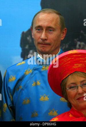 Le président russe Vladimir Poutine et le président du Chili Michelle Bachelet à l'Organisation de coopération économique Asie-Pacifique ( APEC ) port du Sommet 'ao dai vietnamien de la soie des tuniques à Hanoi le dimanche 19 novembre, 2006. (Crédit Image : © PhotoXpress/ZUMA Press) RESTRICTIONS : l'Amérique du Nord et du sud de l'homme SEULEMENT ! Banque D'Images