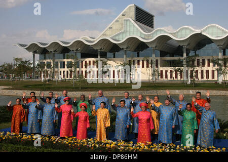 Les dirigeants qui ont participé à l'Organisation de coopération économique Asie-Pacifique (APEC) Sommet mondial posent pour une photo portant des vêtements traditionnels vietnamiens, connu sous le nom de "ao dai", à Hanoi < Dimanche 19 novembre 2006. Première rangée, L-R : Hong Kong, M. Donald Tsang, chef de l'exécutif de l'Indonésie, le Président Susilo Bambang Yudhoyono, le Premier ministre japonais Shinzo Abe, le Premier Ministre néo-zélandais Helen Clark, président des Philippines Banque D'Images