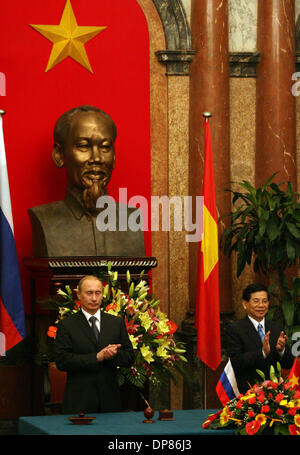 Vladimir Poutine est en visite officielle au Vietnam. Poutine et le président du Vietnam Nguyen Minh Triet. (Un buste de Ho Chi Minh dans l'arrière-plan). (Crédit Image : © PhotoXpress/ZUMA Press) RESTRICTIONS : l'Amérique du Nord et du sud de l'homme SEULEMENT ! Banque D'Images
