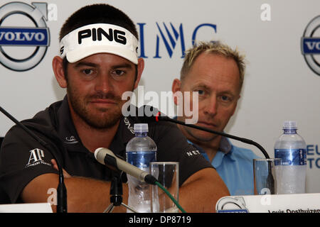 DURBAN - 8 janvier 2014 - golfeur sud-africain Louis Oosthuizen, répond aux questions de la presse comme directeur de tournoi European Tour Mikael Eriksson regarde sur. Oosthuizen est le champion en titre, après avoir remporté la Volvo Golf événement Chasmpions à Durban en 2013. Photo : Giordano Stolley Banque D'Images