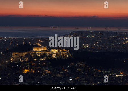 Les toits d'Athènes vue aérienne dans l'après-midi avec les feux sur l'heure bleue, le Parthénon est visible Banque D'Images