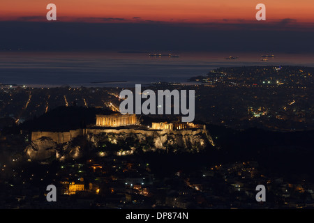 Les toits d'Athènes vue aérienne dans l'après-midi avec les feux sur l'heure bleue, le Parthénon est visible Banque D'Images