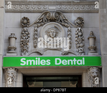 Clinique dentaire sourires sur O'Connell Street à Dublin Banque D'Images