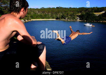 17 févr. 2006 - Manly Beach, NSW, Australie - adolescents saut du haut d'une falaise-face dans le port de Sydney à Collins beach près de Manly en Australie. L'isthme étroit est béni avec une variété de baies abritées et les plages qui permettent de se baigner abri dans presque toutes les conditions météorologiques. La banlieue est le paramètre de la BBC TV nouvelle série de mystère de meurtre hors du bleu. Le spectacle ha Banque D'Images