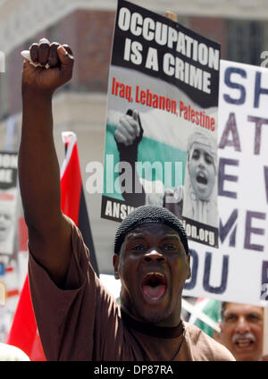 Aug 12, 2006 - Los Angeles, Californie (CA), États-Unis - environ 1 000 personnes ont défilé dans le centre-ville de Los Angeles, le 12 août 2006, pour protester contre la campagne militaire israélienne au Liban et la demande des États-Unis cesse de fournir des armes à Jérusalem. (Crédit Image : © Ringo H.W. Chiu/Zuma Press) Banque D'Images