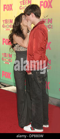 20 août 2006 - Los Angeles, Californie, USA - Paula Abdul et l'Acteur ZAC EFRON kiss au Teen Choice Awards 2006 tenue à Universal Studios, la Californie. (Crédit Image : © Paul Fenton/ZUMA Press) Banque D'Images