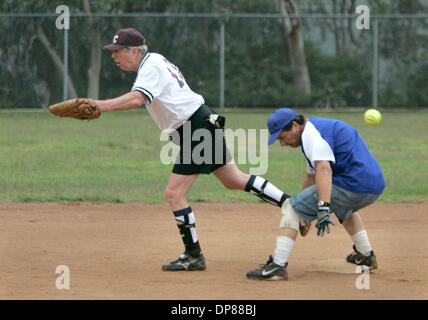 (Publié le 6/11/2006, N-15) Le 6 juin 2006 GORDON CRESS(cq)rate un jet large à la deuxième base tout en jouant dans une ligue senior softball match au parc Calavera à Carlsbad. À la droite est riche runner ALLEN(cq)qui plus tard a score. John Gastaldo/The San Diego Union-Tribune/Zuma Press. Banque D'Images