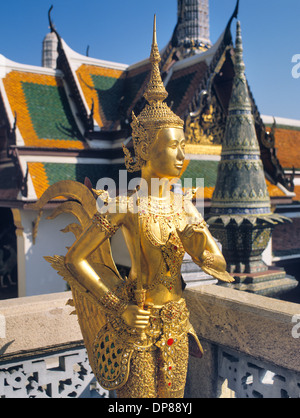 Thaïlande, Bangkok, Wat Phra Keo, statue dorée d'une créature mythologique Kinaree, mi-oiseau mi-femme au Panthéon royal Banque D'Images