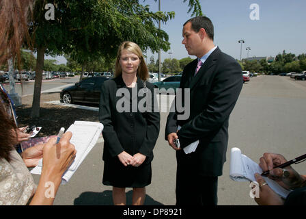 (08/09/2006 PUBLIÉ, NC-1 ; NI-1) le 7 septembre 2006, Vista, Californie dans le stationnement de la Vista Courthouse JAMIE ZEPPETELLA, à gauche, et son avocat GREGORY Emerson rencontrera des membres de la presse après le verdict dans sa poursuite a été annoncé photo par Charlie Neuman/San Diego Union-Tribune/Zuma Press. copyright 2006 San Diego Union-Tribune Banque D'Images