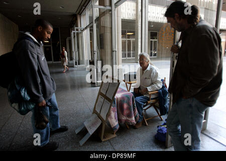 (Publié le 9/21/2006, A-12) Septembre 19, 2006 San Diego, CA  JOSHUA WILLIAMS, qui est sans-abri, à gauche, et CARLO ''AUSSIE'' SPIVEY, droite, écouter l'homme sans-abri Banque D'Images