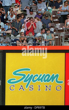 Oct 30, 2006 - San Diego, Californie, USA - des spectateurs gavés en dessous (je n'ai des nombreuses bannières pour Sycuan Casino pendant un match de football au Stade Qualcomm, le 29 octobre 3006. (Crédit Image : © Dan Trevan/San Diego Union Tribune/ZUMA Press) RESTRICTIONS : * DÉPART * Droits de tabloïds USA Banque D'Images