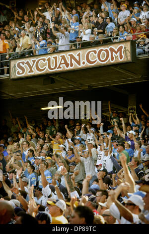 Oct 30, 2006 - San Diego, Californie, USA - des spectateurs gavés en dessous (je n'ai des nombreuses bannières pour Sycuan Casino pendant un match de football au Stade Qualcomm, le 29 octobre 3006. (Crédit Image : © Dan Trevan/San Diego Union Tribune/ZUMA Press) RESTRICTIONS : * DÉPART * Droits de tabloïds USA Banque D'Images