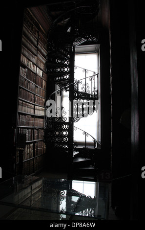 Spirale en fer forgé pas dans la Long Room Library au Trinity College de Dublin Banque D'Images