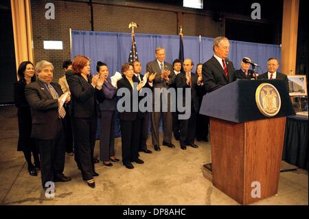 24 avril 2006 - New York, New York, États-Unis - U.F.T. Randi Weingarten président participe à un projet de loi signer avec le gouverneur de l'Etat de New York George Pataki N.Y. le maire Michael Bloomberg et autre élu pour la construction d'écoles .04-24-2006.K47596BC. / 2006 (Crédit Image : © Bruce Cotler/Photos/ZUMAPRESS.com) Globe Banque D'Images