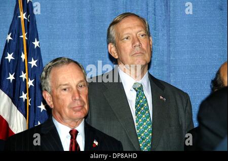 24 avril 2006 - New York, New York, États-Unis - U.F.T. Randi Weingarten président participe à un projet de loi signer avec le gouverneur de l'Etat de New York George Pataki N.Y. le maire Michael Bloomberg et autre élu pour la construction d'écoles .04-24-2006.K47596BC. / 2006 (Crédit Image : © Bruce Cotler/Photos/ZUMAPRESS.com) Globe Banque D'Images