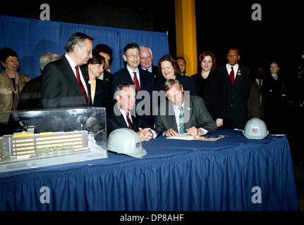 24 avril 2006 - New York, New York, États-Unis - U.F.T. Randi Weingarten président participe à un projet de loi signer avec le gouverneur de l'Etat de New York George Pataki N.Y. le maire Michael Bloomberg et autre élu pour la construction d'écoles .04-24-2006.K47596BC. / 2006 (Crédit Image : © Bruce Cotler/Photos/ZUMAPRESS.com) Globe Banque D'Images