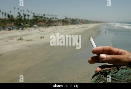 (Publié le 5/24/2006, NC-1) le 23 mai 2006, la Californie Oceanside, un fumeur se tenait sur l'Oceanside Pier et donnait sur la plage. Il y a un comité de commencer à envisager une interdiction de fumer sur les plages, les parcs de la ville, de la jetée et le port de Oceanside.Photo de Don Kohlbauer/San Diego Union Tribune/Zuma Press.Copyright 2006 San Diego Union Tribune. Banque D'Images