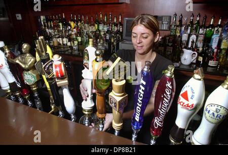 (Publié le 07/01/2004, N&D NC-4, UT1817117) O'Sullivan's Irish Pub & Steakhouse barman KIM WAITE se verse un verre de Smithwick's Ale, une bière irlandaise de leur vaste sélection de bières en fût. U/T photo CHARLIE NEUMAN Banque D'Images