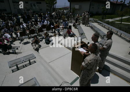 (Publié le 24/06/2006, B-1:E ; NC-1, NI-1) Juin 21th, 2006, Camp Pendleton, Californie, États-Unis d' Le Colonel STEWART NAVARRE, chef de cabinet de l'ouest des installations du Corps des Marines de Camp Pendleton,(Centre de trois à podium) parle aux nombreux membres de la presse au sujet des accusations prononcées contre sept marines et un marin dans le meurtre d'un citoyen irakien. La conférence de presse a été tenue le mercredi Banque D'Images