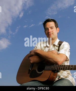 (Publié le 9/28/2006, Rue N-D-1), le 27 juin 2006, Carlsbad, Californie   Del Mar-compositeur-interprète Michael Tiernan, 33, au Café de Carslbad Java chaud. photo par Charlie Neuman/San Diego Union-Tribune/Zuma Press. copyright 2006 San Diego Union-Tribune Banque D'Images