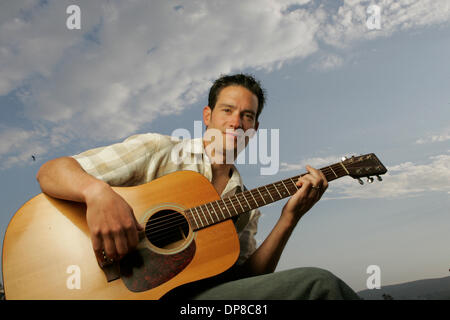 (Publié le 28/09/2006, N&D, Street-7), le 27 juin 2006, Carlsbad, Californie   Del Mar-compositeur-interprète Michael Tiernan, 33, au Café de Carslbad Java chaud. photo par Charlie Neuman/San Diego Union-Tribune/Zuma Press. copyright 2006 San Diego Union-Tribune Banque D'Images