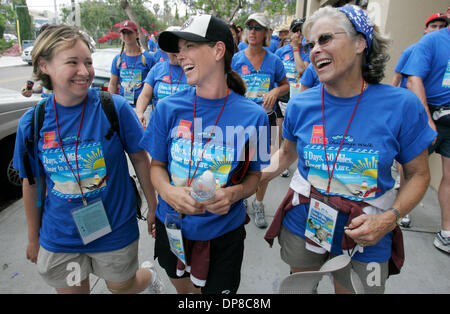 (Publié le 7/6/2006, NC-5 ; republié 7/13/2006, le NI-8) 25 juin 2006, San Diego, Californie, États-Unis d' (L-R) KATHY HACKER (Dustin's Wife), AUBRI ALMENDARIZ (Dustin's sister) et Jill HACKER (Dustin's mom), a marché 50 kilomètres pour amasser des fonds pour un membre de la famille Dustin Hacker dans les 3 jours de la sclérose en plaques 2006 National Sociétés Wells Fargo MS Défi à pied. Ils ont été représenté environ 2-miles Banque D'Images