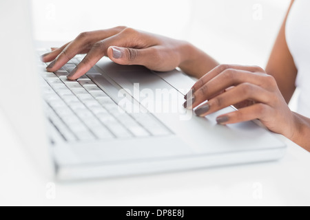 Gros plan sur les mains à l'aide de son ordinateur portable de womans Banque D'Images