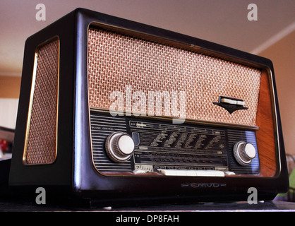 Un vieux tube des années 50 époque Emud radio. Banque D'Images