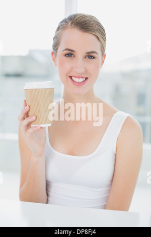 Smiling cute blonde holding mug de café Banque D'Images