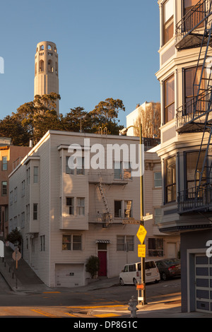 La Coit Tower sur Telegraph Hill,voir du coin de l'Union européenne et Kearny Street, San Francisco,California,USA Banque D'Images