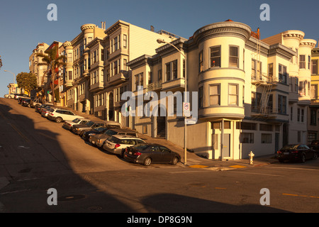 Maisons victoriennes illuminée par le chaud soleil de l'après-midi à l'angle de Kearny et Green Street,Telegraph Hill, San Francisco,cal Banque D'Images