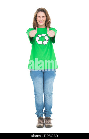 Femme portant le symbole de recyclage vert avec tshirt giving Thumbs up Banque D'Images