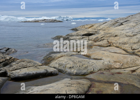 Rivage rocheux et des icebergs dans la baie de Disko, Ilulissat, Groenland Ouest Banque D'Images