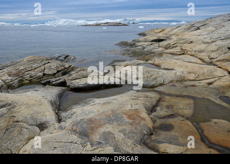 Rivage rocheux et des icebergs dans la baie de Disko, Ilulissat, Groenland Ouest Banque D'Images