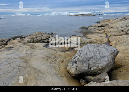 Rivage rocheux et des icebergs dans la baie de Disko, Ilulissat, Groenland Ouest Banque D'Images