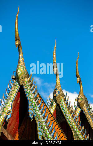 Apex pignon sur le toit d'un temple bouddhiste en Thaïlande Banque D'Images