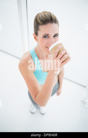 Fit woman in sportswear drinking coffee Banque D'Images