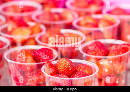 Des fraises fraîches dans des verres en plastique transparent. Banque D'Images