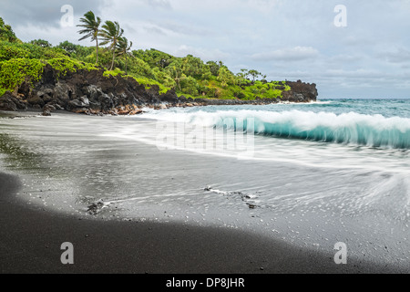 L'exotique et de la célèbre plage de sable noir de Waianapanapa State Park à Maui, Hawaii. Banque D'Images