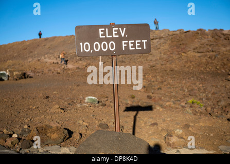 Lever du soleil depuis le sommet du volcan Haleakala sur Maui, Hawaii. Banque D'Images