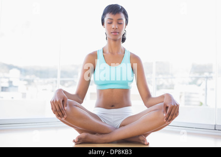 Black haired méditative woman doing yoga Banque D'Images