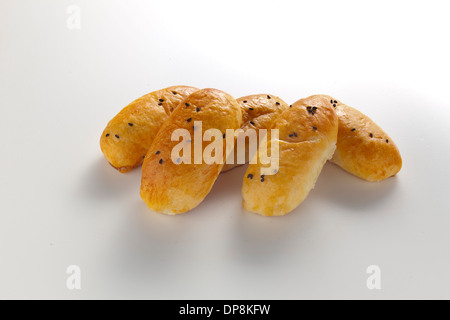 Des scones avec mini saupoudré de graines de pavot Banque D'Images