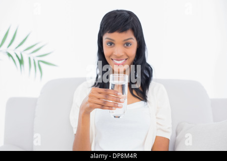 Plaisir de femme aux cheveux noirs en blanc de l'eau potable Banque D'Images