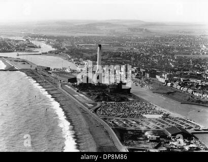 Shoreham Power Station avec le dernier article de cheminée pendant des travaux de démolition en 1988 Brighton UK Banque D'Images